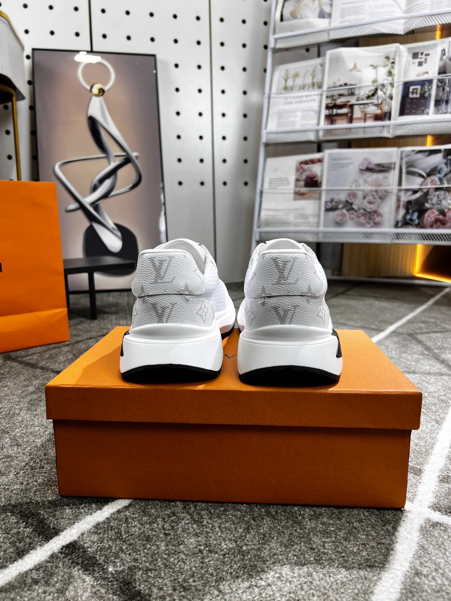 Factory price: 438 💰 LV new casual men's shoes 👉 👉 Fashionable and versatile, 💞 simple and elegant style, 🔊 made of imported cowhide, ☑️ breathable mesh lining, sheepskin feet, original wear-resistant rubber outsole, exclusive new style, actual shot, three colors available, code number: 38-44, (45 can be customized)